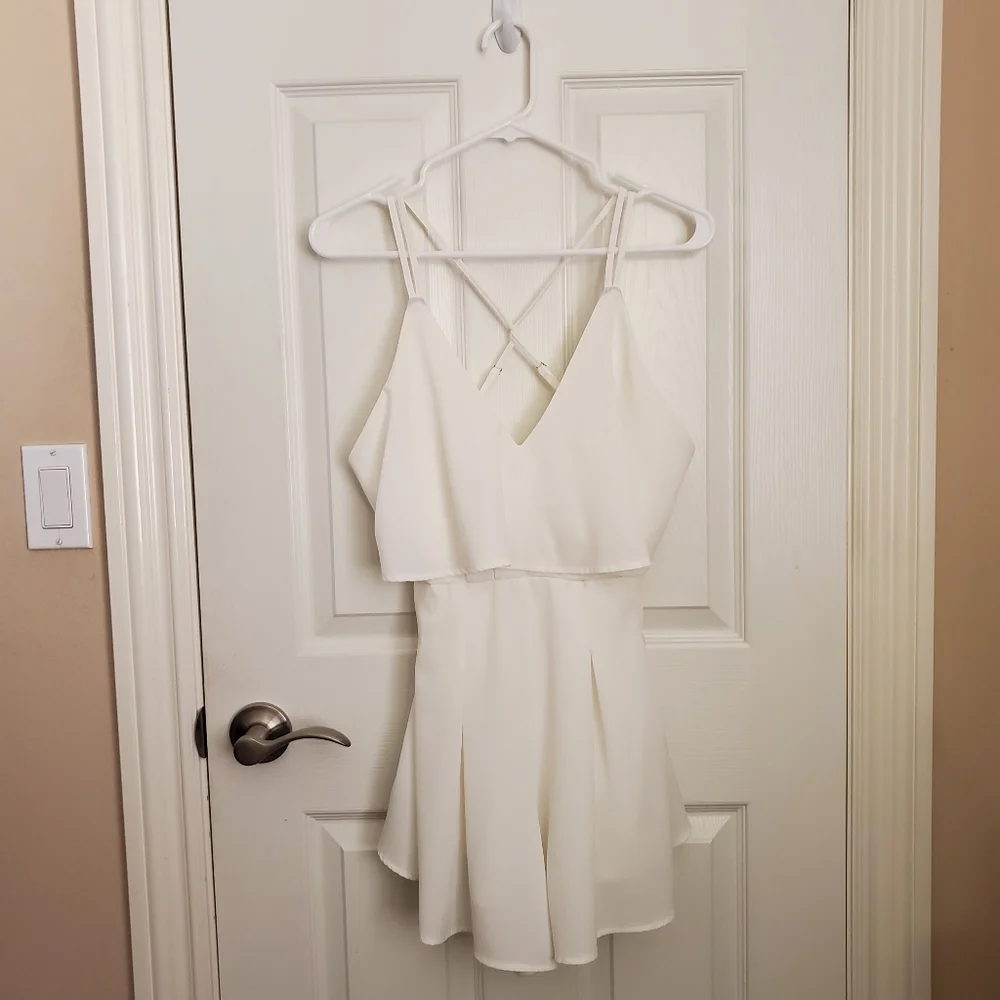 NWOT Vestique Cross Back Flowy Ruffle White Romper - Picture 2 of 7